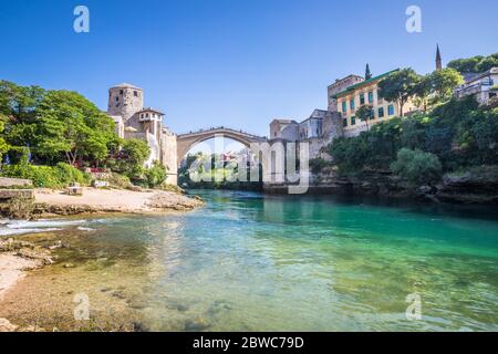 Fiume e ponte a Mostar Bosnia Foto Stock