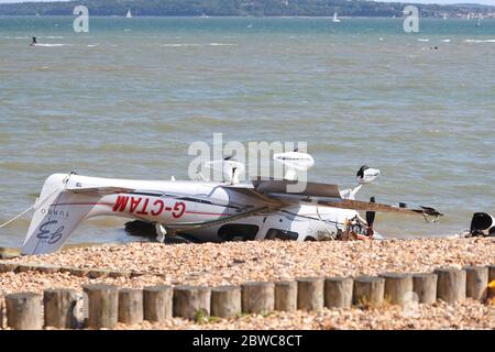 Southampton, Hampshire, Regno Unito. 31 maggio 2020. Un aereo si è schiantato fuori dalla spiaggia di Calshot a Southampton. La guardia costiera ha riferito che due persone sono state salvate da bordo. La scialuppa di salvataggio indipendente di Hamble ha accompagnato entrambe le vittime alla stazione di Hamble Lifeboat, dove sono state dichiarate bene entrambe dall'ambulanza centrale del sud. Credit Stuart Martin/Alamy Live News Foto Stock