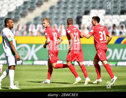 31 maggio 2020, Nord Reno-Westfalia, Mönchengladbach: Calcio: Bundesliga, Borussia Mönchengladbach - 1° FC Union Berlin, 29° incontro nello stadio di Borussia-Park. Unions Sebastian Andersson (2 ° vl) si acclama per il suo obiettivo di fare 1-2. Foto: Martin Meissner/AP Pool/dpa - NOTA IMPORTANTE: In conformità con le norme del DFL Deutsche Fußball Liga e del DFB Deutscher Fußball-Bund, è vietato sfruttare o aver sfruttato nello stadio e/o nel gioco le fotografie scattate sotto forma di sequenze di immagini e/o serie di foto video. Foto Stock