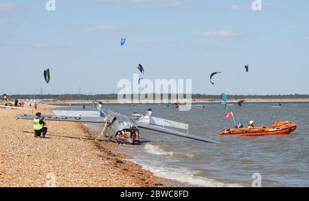 Southampton, Hampshire, Regno Unito. 31 maggio 2020. Un aereo si è schiantato fuori dalla spiaggia di Calshot a Southampton. La guardia costiera ha riferito che due persone sono state salvate da bordo. La scialuppa di salvataggio indipendente di Hamble ha accompagnato entrambe le vittime alla stazione di Hamble Lifeboat, dove sono state dichiarate bene entrambe dall'ambulanza centrale del sud. Credit Stuart Martin/Alamy Live News Foto Stock