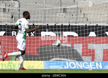 31 maggio 2020, Nord Reno-Westfalia, Mönchengladbach: Calcio: Bundesliga, Borussia Mönchengladbach - 1° FC Union Berlin, 29° incontro nello stadio di Borussia-Park. Marcus Thuram di Mönchengladbach celebra il suo obiettivo per il 3:1. Foto: Martin Meissner/AP Pool/dpa - NOTA IMPORTANTE: In conformità con le norme del DFL Deutsche Fußball Liga e del DFB Deutscher Fußball-Bund, è vietato sfruttare o aver sfruttato nello stadio e/o nel gioco le fotografie scattate sotto forma di sequenze di immagini e/o serie di foto video. Foto Stock