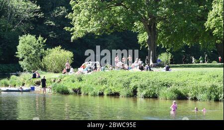 Peebles Scottish Borders, Regno Unito .31 maggio 20 . Sole sull'Hay Lodge Park, i visitatori e la gente del posto godono del bel tempo nuotando e facendo un picnic vicino al fiume Tweed. Credit: eric mcowat/Alamy Live News Foto Stock