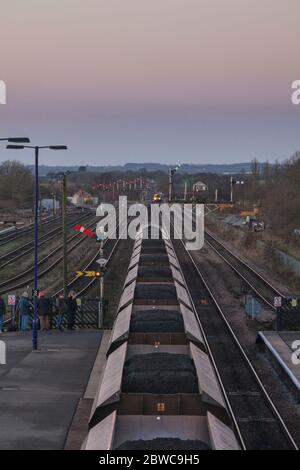 Freightliner Merry andare a tondo carbone treno passando i segnali semaphore meccanico a Barnetby, Lincolnshire che mostra il carbone nei carri Foto Stock