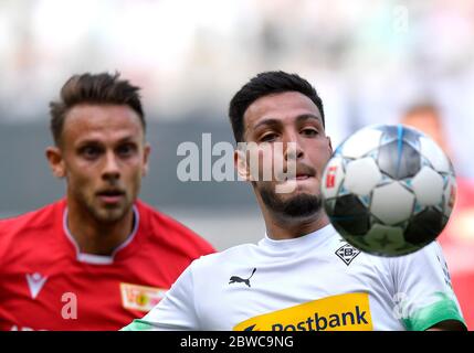 31 maggio 2020, Nord Reno-Westfalia, Mönchengladbach: Calcio: Bundesliga, Borussia Mönchengladbach - 1° FC Union Berlin, 29° incontro nello stadio di Borussia-Park. Ramy Bessebaini (r) di Mönchengladbach e gli Unions Marcus Ingvartsen lottano per la palla. Foto: Martin Meissner/AP Pool/dpa - NOTA IMPORTANTE: In conformità con le norme del DFL Deutsche Fußball Liga e del DFB Deutscher Fußball-Bund, è vietato sfruttare o aver sfruttato nello stadio e/o nel gioco le fotografie scattate sotto forma di sequenze di immagini e/o serie di foto video. Foto Stock