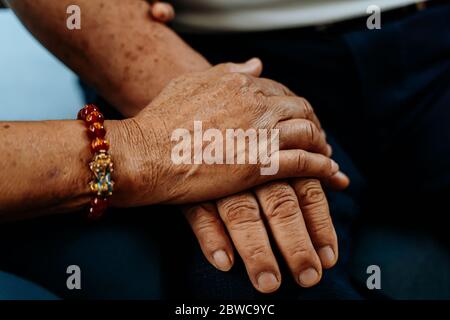 Primo piano della mano di una donna anziana che tiene le mani dell'anziano. Amore romantico concetto di durata per sempre