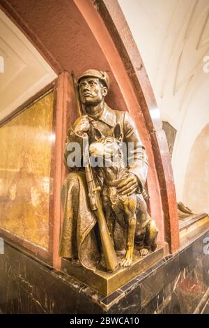 Statua nella stazione della metropolitana di Mosca Foto Stock