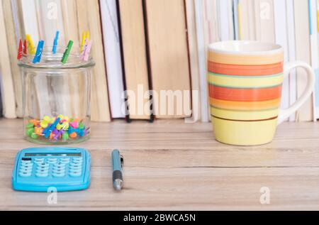 Utensili necessari per lavori in ufficio. Gli accessori si trovano sul piano di lavoro in legno. Foto Stock