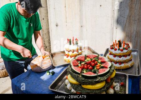 Luoyang, Cina. 29 maggio 2020. Un custode al parco wangcheng a luoyang, provincia di henan, ha trascorso tre giorni facendo dolci vacanze per piccoli animali per celebrare il 1 giugno. 1 giugno sta arrivando la giornata dei bambini, wangcheng parco zoo ha un sacco di piccoli animali, per dare ai piccoli animali una giornata speciale bambini, secondo il gusto di diversi animali, custodi ultimi tre giorni per pianificare, fatto diversi tipi di torta per piccoli animali come regali di vacanza. Credit: ZUMA Press, Inc./Alamy Live News Foto Stock