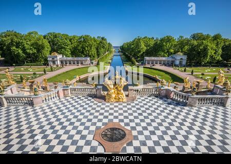 Fontana giardino nel palazzo Peterhof a San Pietroburgo Russia Foto Stock
