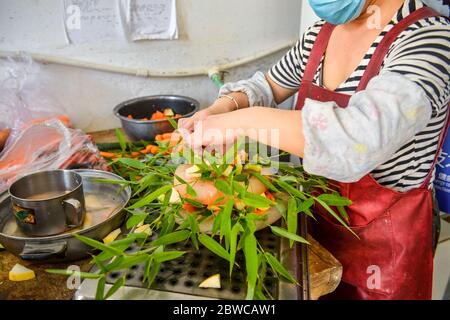 Luoyang, Cina. 29 maggio 2020. Un custode al parco wangcheng a luoyang, provincia di henan, ha trascorso tre giorni facendo dolci vacanze per piccoli animali per celebrare il 1 giugno. 1 giugno sta arrivando la giornata dei bambini, wangcheng parco zoo ha un sacco di piccoli animali, per dare ai piccoli animali una giornata speciale bambini, secondo il gusto di diversi animali, custodi ultimi tre giorni per pianificare, fatto diversi tipi di torta per piccoli animali come regali di vacanza. Credit: ZUMA Press, Inc./Alamy Live News Foto Stock