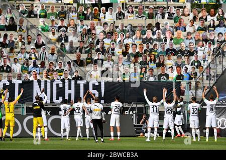 31 maggio 2020, Nord Reno-Westfalia, Mönchengladbach: Calcio: Bundesliga, Borussia Mönchengladbach - 1° FC Union Berlin, 29° incontro nello stadio di Borussia-Park. Il team di Mönchengladbach festeggia di fronte alle esposizioni di cartone in curva. Foto: Martin Meissner/AP Pool/dpa - NOTA IMPORTANTE: In conformità con le norme del DFL Deutsche Fußball Liga e del DFB Deutscher Fußball-Bund, è vietato sfruttare o aver sfruttato nello stadio e/o nel gioco le fotografie scattate sotto forma di sequenze di immagini e/o serie di foto video. Foto Stock