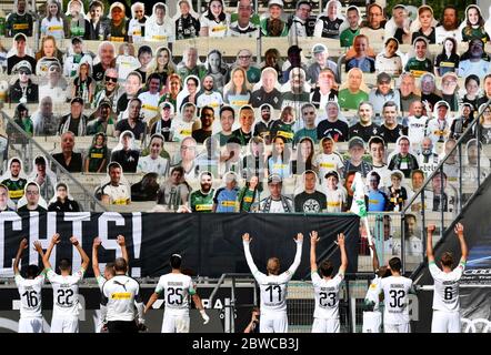 31 maggio 2020, Nord Reno-Westfalia, Mönchengladbach: Calcio: Bundesliga, Borussia Mönchengladbach - 1° FC Union Berlin, 29° incontro nello stadio di Borussia-Park. Il team di Mönchengladbach festeggia di fronte alle esposizioni di cartone in curva. Foto: Martin Meissner/AP Pool/dpa - NOTA IMPORTANTE: In conformità con le norme del DFL Deutsche Fußball Liga e del DFB Deutscher Fußball-Bund, è vietato sfruttare o aver sfruttato nello stadio e/o nel gioco le fotografie scattate sotto forma di sequenze di immagini e/o serie di foto video. Foto Stock