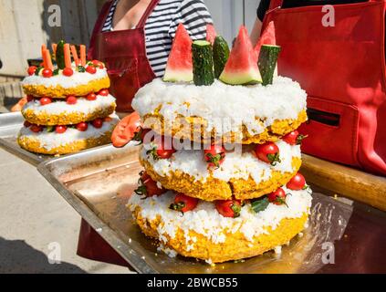 Luoyang, Cina. 29 maggio 2020. Un custode al parco wangcheng a luoyang, provincia di henan, ha trascorso tre giorni facendo dolci vacanze per piccoli animali per celebrare il 1 giugno. 1 giugno sta arrivando la giornata dei bambini, wangcheng parco zoo ha un sacco di piccoli animali, per dare ai piccoli animali una giornata speciale bambini, secondo il gusto di diversi animali, custodi ultimi tre giorni per pianificare, fatto diversi tipi di torta per piccoli animali come regali di vacanza. Credit: ZUMA Press, Inc./Alamy Live News Foto Stock