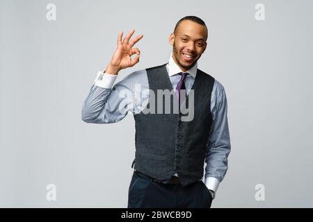 professionista afroamericano uomo d'affari - mostrando il segno ok Foto Stock