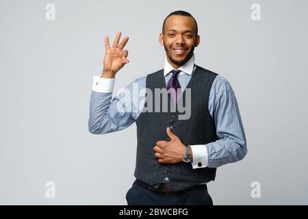 professionista afroamericano uomo d'affari - mostrando il segno ok Foto Stock