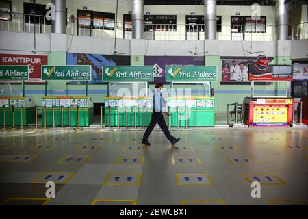 Kathmandu, Nepal. 31 maggio 2020. Un poliziotto nepalese cammina all'aeroporto internazionale di Tribhuvan in mezzo alla pandemia COVID-19 a Kathmandu, Nepal, il 31 maggio 2020. Credit: Sulav Shrestha/Xinhua/Alamy Live News Foto Stock