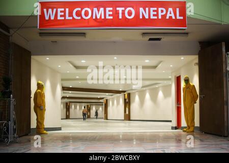 Kathmandu, Nepal. 31 maggio 2020. Il personale addetto alla sicurezza che indossa indumenti protettivi è stato visto all'aeroporto internazionale di Tribhuvan in mezzo alla pandemia COVID-19 a Kathmandu, Nepal, il 31 maggio 2020. Credit: Sulav Shrestha/Xinhua/Alamy Live News Foto Stock