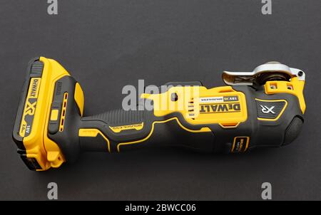 OTTERY ST MARY, DEVON - 6 FEBBRAIO 2020: Strumento multiuso cordless DeWalt su sfondo nero. Foto Stock