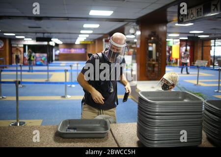 Kathmandu, Nepal. 31 maggio 2020. Un uomo e un suo bambino che indossano schermi facciali sono visti all'aeroporto internazionale di Tribhuvan in mezzo alla pandemia COVID-19 a Kathmandu, Nepal, il 31 maggio 2020. Credit: Sulav Shrestha/Xinhua/Alamy Live News Foto Stock