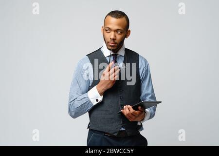 professionista afro-americano uomo d'affari che tiene un tablet pc Foto Stock