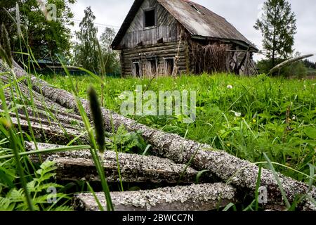 Una vecchia casa in legno abbandonata nella regione di Mosca, Russia Foto Stock