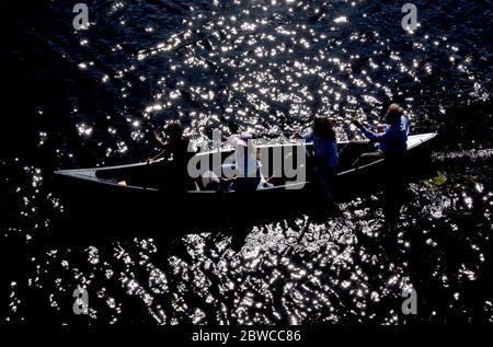 Amburgo, Germania. 31 maggio 2020. Numerosi escursionisti sono a bordo di barche al sole sulla Außenalster . Credit: Daniel Bockwoldt/dpa/Alamy Live News Foto Stock