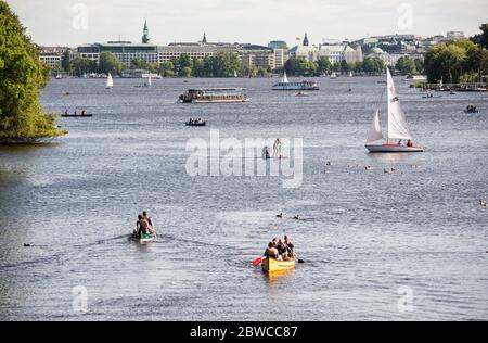 Amburgo, Germania. 31 maggio 2020. Numerosi escursionisti sono a bordo di barche al sole sulla Außenalster . Credit: Daniel Bockwoldt/dpa/Alamy Live News Foto Stock