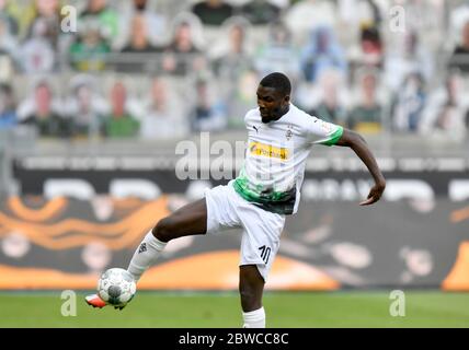 31 maggio 2020, Nord Reno-Westfalia, Mönchengladbach: Calcio: Bundesliga, Borussia Mönchengladbach - 1° FC Union Berlin, 29° incontro nello stadio di Borussia-Park. Marcus Thuram di Mönchengladbach sulla palla. Foto: Martin Meissner/AP Pool/dpa - NOTA IMPORTANTE: In conformità con le norme del DFL Deutsche Fußball Liga e del DFB Deutscher Fußball-Bund, è vietato sfruttare o aver sfruttato nello stadio e/o nel gioco le fotografie scattate sotto forma di sequenze di immagini e/o serie di foto video. Foto Stock