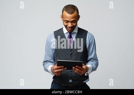 professionista afro-americano uomo d'affari che tiene un tablet pc Foto Stock