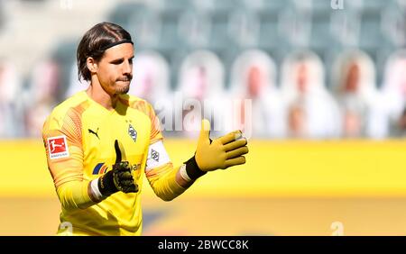 31 maggio 2020, Nord Reno-Westfalia, Mönchengladbach: Calcio: Bundesliga, Borussia Mönchengladbach - 1° FC Union Berlin, 29° incontro nello stadio di Borussia-Park. Yann Sommer, portiere di Mönchengladbach, applaude. Foto: Martin Meissner/AP Pool/dpa - NOTA IMPORTANTE: In conformità con le norme del DFL Deutsche Fußball Liga e del DFB Deutscher Fußball-Bund, è vietato sfruttare o aver sfruttato nello stadio e/o nel gioco le fotografie scattate sotto forma di sequenze di immagini e/o serie di foto video. Foto Stock