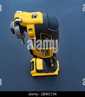 OTTERY ST MARY, DEVON - 6 FEBBRAIO 2020: Strumento multiuso cordless DeWalt su sfondo nero. Foto Stock