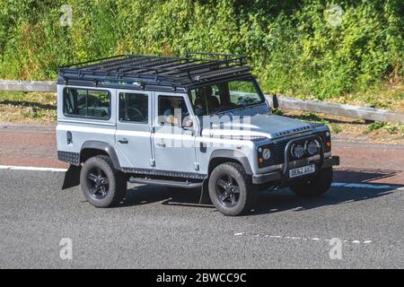 2012 Silver Land Rover Defender 110 TD D/C: Veicoli in movimento per il traffico veicolare, automobili che guidano veicoli su strade del Regno Unito, motori, motori sull'autostrada M6 Foto Stock