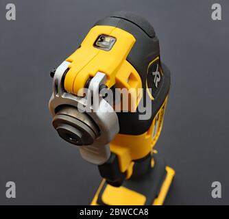 OTTERY ST MARY, DEVON - 6 FEBBRAIO 2020: Strumento multiuso cordless DeWalt su sfondo nero. Foto Stock