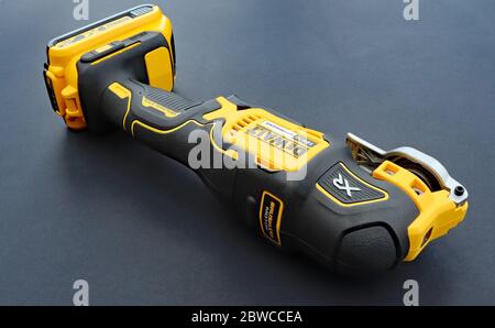 OTTERY ST MARY, DEVON - 6 FEBBRAIO 2020: Strumento multiuso cordless DeWalt su sfondo nero. Foto Stock