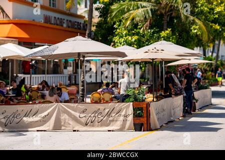 Cafe Milano Miami Beach Ocean Drive riapre durante il Coronavirus Covid 19 pandemico di distanza sociale Foto Stock