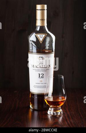 Trondheim, Norvegia - mai 19 2020: Macallan single malt scotch whisky 12 anni bottiglia e vetro Foto Stock