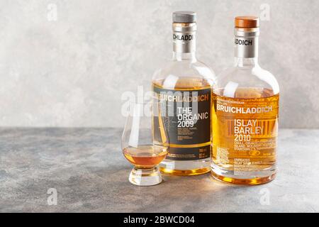 Trondheim, Norvegia - Maggio 20 2020: Bruichladdich single malt scotch whisky bottiglia e vetro Foto Stock