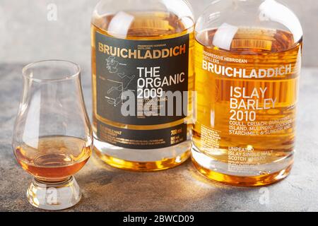 Trondheim, Norvegia - Maggio 20 2020: Bruichladdich single malt scotch whisky bottiglia e vetro Foto Stock