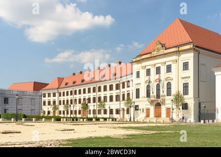 Il Monastero Carmelitano nel quartiere del Castello di Buda, che oggi ospita l'Ufficio del primo Ministro ungherese Foto Stock