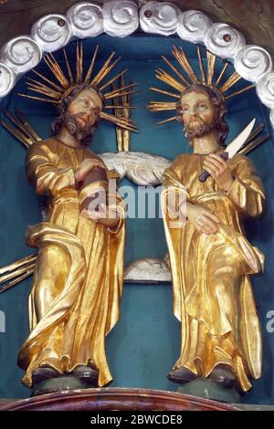 Cosma e Damiano, statua sull'altare maggiore nella chiesa parrocchiale di San Pietro in San Pietro Mreznicki, Croazia Foto Stock