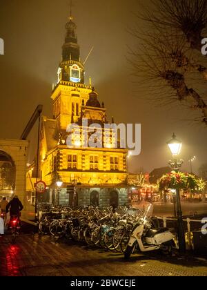 Alkmaar strada di notte con il Kaasmuseum Hollands in background Foto Stock