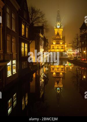 Alkmaar Hollands Kaasmuseum si riflette nelle acque del canale di notte Foto Stock