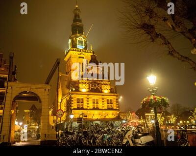 Alkmaar strada di notte con il Kaasmuseum Hollands in background Foto Stock