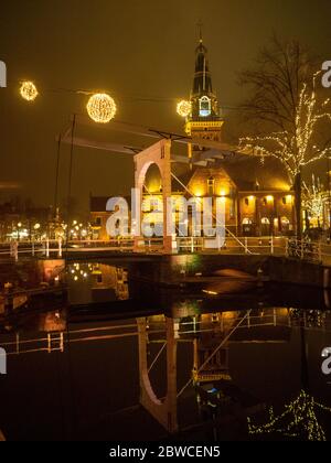 Ponte su un canale in Alkmaar visto di notte Foto Stock