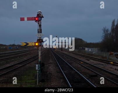 Semaforo segnale ferroviario distante con un treno in avvicinamento a Barnetby, UK Foto Stock