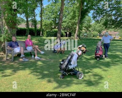 Tadworth, Surrey, Regno Unito. 31 maggio 2020. I golfisti impazienti per il ritorno della 'normalità' e una bevanda post-round, portano la propria bottiglia di vino e guardano l'azione accanto al 1 ° tee al Walton Heath Golf Club, anche se a poco meno di 6 piedi di distanza! Credit: Motofoto/Alamy Live News Foto Stock