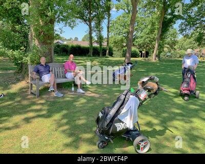 Tadworth, Surrey, Regno Unito. 31 maggio 2020. I golfisti impazienti per il ritorno della 'normalità' e una bevanda post-round, portano la propria bottiglia di vino e guardano l'azione accanto al 1 ° tee al Walton Heath Golf Club, anche se a poco meno di 6 piedi di distanza! Credit: Motofoto/Alamy Live News Foto Stock