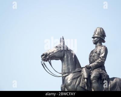 La statua equestre del Re Chulalongkorn (Rama V) Monumento con cielo blu. Foto Stock
