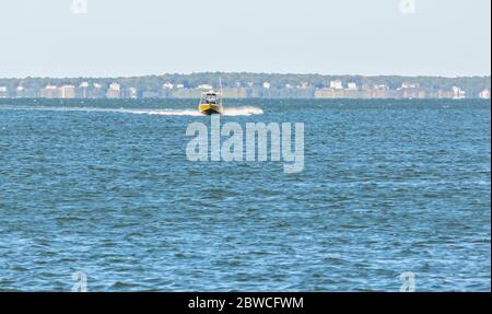 Dirigiti verso una barca a motore sul fiume Peconic, Southold, NY Foto Stock