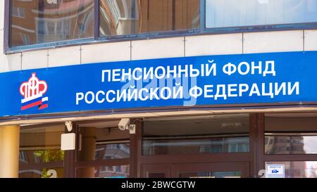 Anapa, Russia - 30 maggio 2020: Segno dell'istituzione statale 'Fondo pensionistico della Federazione Russa' sull'edificio Foto Stock